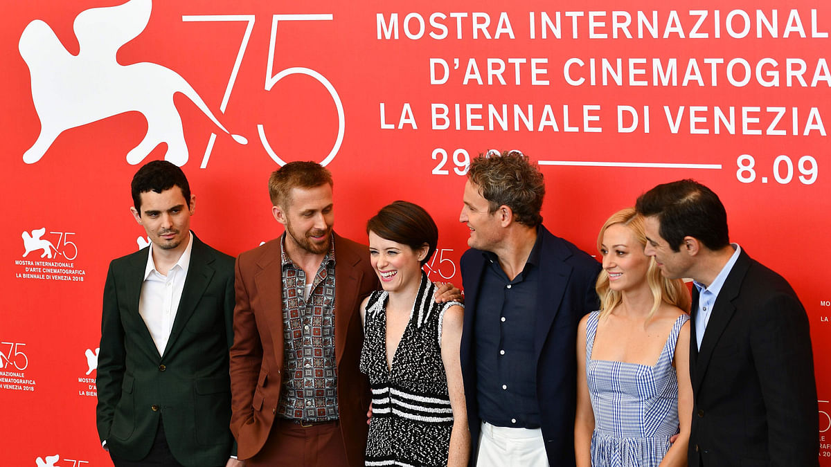 (From L) Director Damien Chazelle, actor Ryan Gosling, actress Claire Foy, actor Jason Clarke, actress Olivia Hamilton and screenwriter Josh Singer attend a photocall for the film `First Man` on 29 August 2018 prior to its premiere in competition at the 75th Venice Film Festival at Venice Lido. -- Photo: AFP
