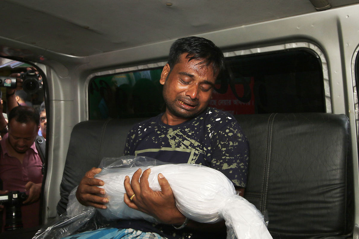 Akifa’s succumbed to her injuries in Dhaka, Thursday, 30 August, three days after she and her mother were hit by a bus in Kushtia town. Her father weeps, holding her body at Dhaka Medical College Hospital. Photo: Abdus Salam