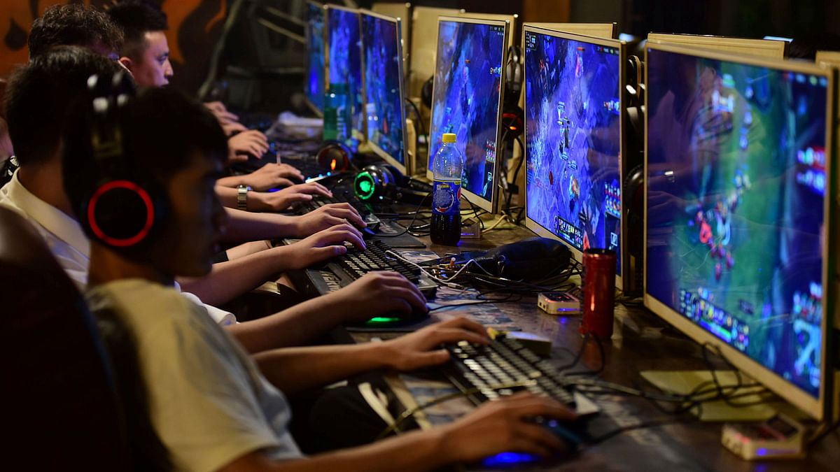 People play online games at an internet cafe in Fuyang, Anhui province, China on 20 August 2018. Photo: Reuters  China to restrict online games in latest industry setback