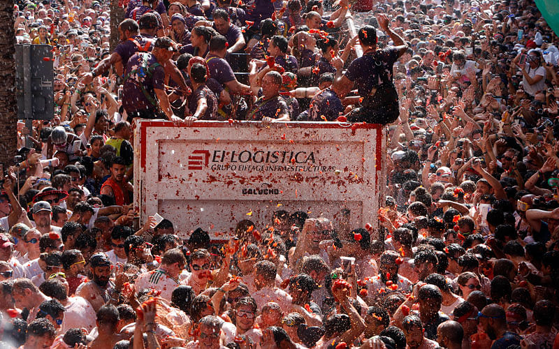 Revelers throw tomatoes at each other, during the annual “Tomatina”, tomato fight fiesta, in the village of Bunol, 50 kilometers outside Valencia, Spain on 29 August. Photo: AP