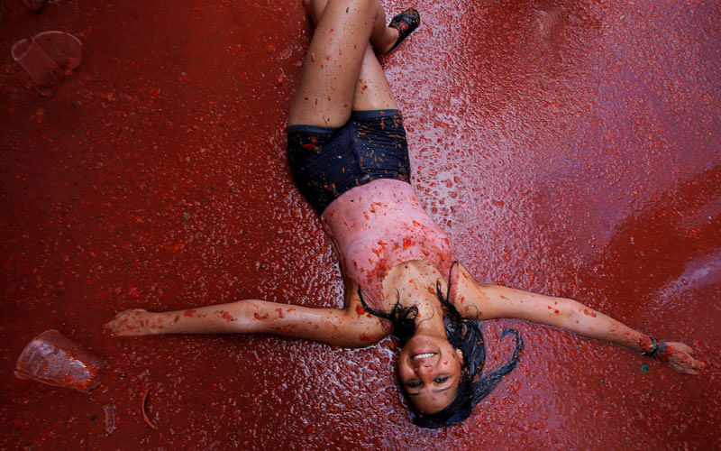 A reveller plays with tomato pulp during the annual “Tomatina” festival in Bunol, near Valencia, Spain on 29 August. Photo: Reuters