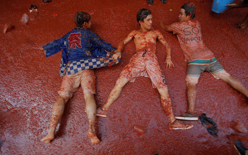 Revellers play with tomato pulp during the annual “Tomatina” festival in Bunol, near Valencia, Spain on 29 August. Photo: Reuters