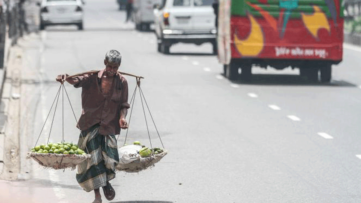 An elderly man carries lemons in Farmgate, Dhaka on 30 August afternoon. Photo: Dipu Malakar