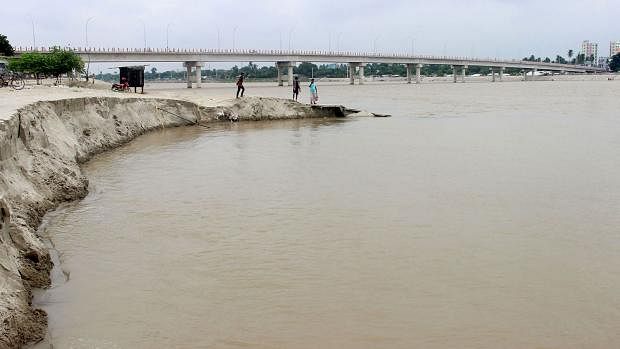 There is a crack caused by strong current in the guide dam at the west portion of the Kushtia-Haripur bridge in Kushtia. About 30 metres area of the dam was broken and lost in the river on Saturday. Garai river, Kushtia. 2 September. Photo: Touhidi Hasan