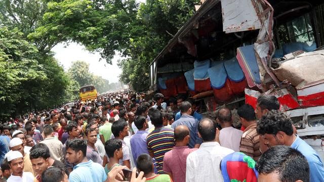 A number of people crowd the spot of the bus crash on Rangpur-Dinajpur highway on 2 September. Photo: Mainul Islam