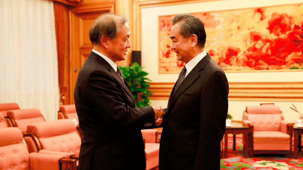 Japan’s vice foreign minister Takeo Akiba (L) shakes hands with China’s foreign minister Wang Yi ® at the start of their meeting at the Zhongnanhai Leadership Compound in Beijing on 29 August. Photo: AFP