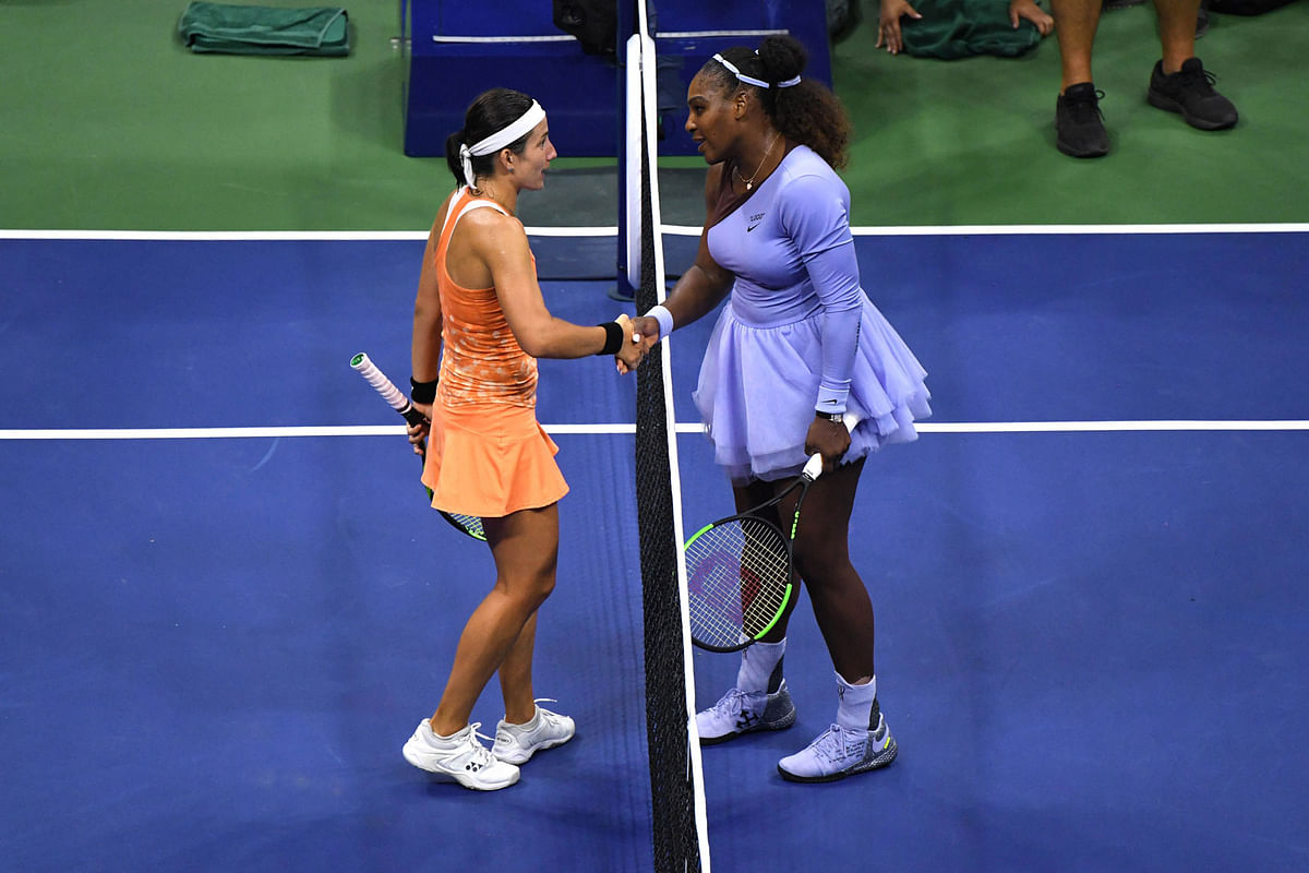 Anastasija Sevastova of Latvia, (L) and Serena Williams of the United States shake hands after Williams wins the women`s semi-final match on day eleven of the 2018 US Open tennis tournament at USTA Billie Jean King National Tennis Centre on 6 September 2018. Photo: Reuters