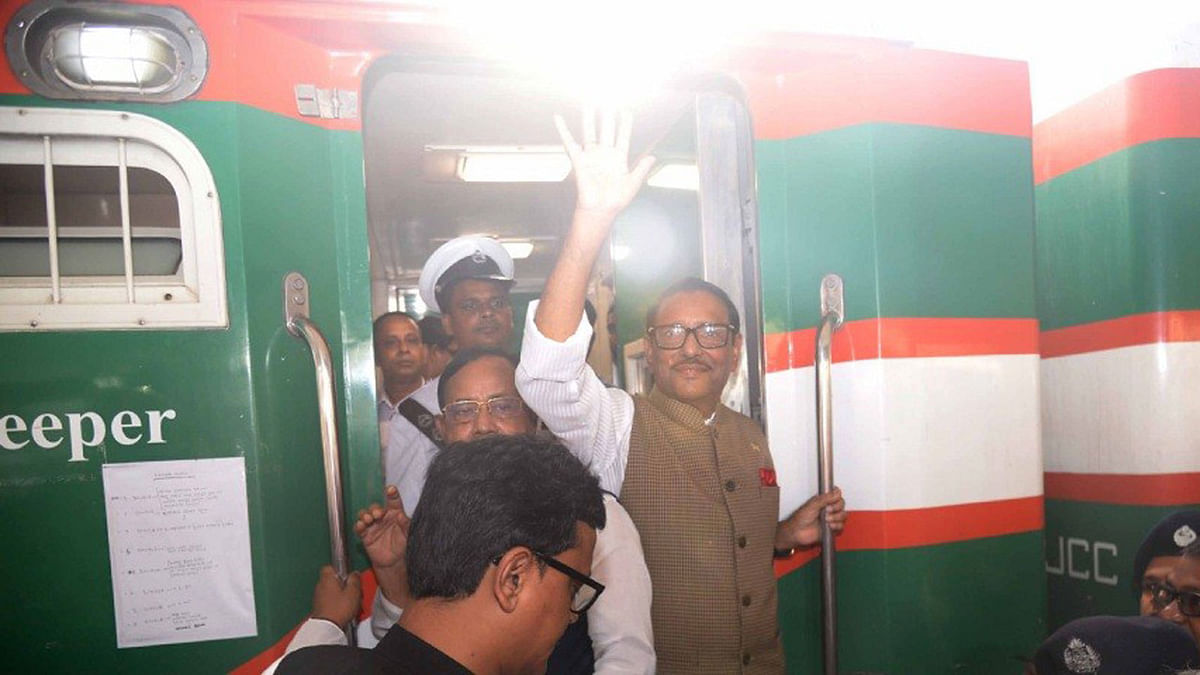 Bangladesh Awami League (AL) general secretary Obaidul Quader waves to the supporters before departing with party delegates to carry out electioneering in northern districts. Photo: UNB