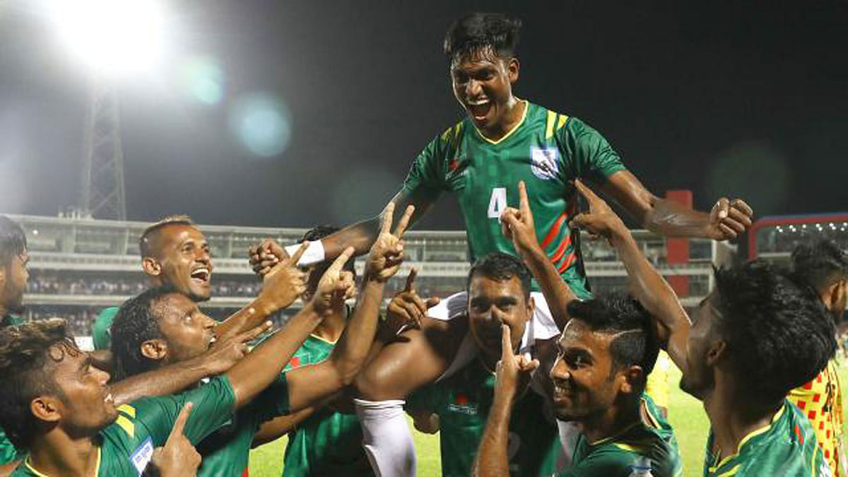 Bangladesh defender Topu Barman celebrates victory against Pakistan with teammates at Bangabandhu National Stadium in Dhaka on Thursday. Prothom Alo File Photo