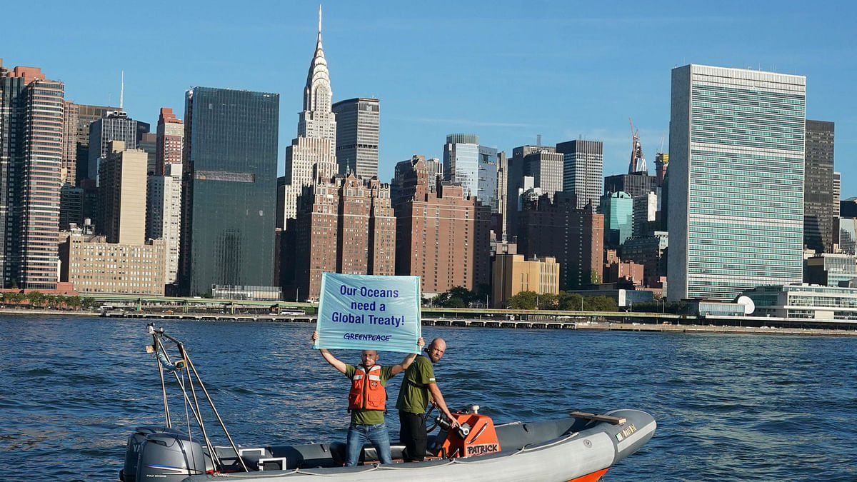 Greenpeace activists hold up a banner near the United Nations to draw attention the global ocean sanctuaries campaign on 4 September 2018 in the East River in New York. Photo: AFP