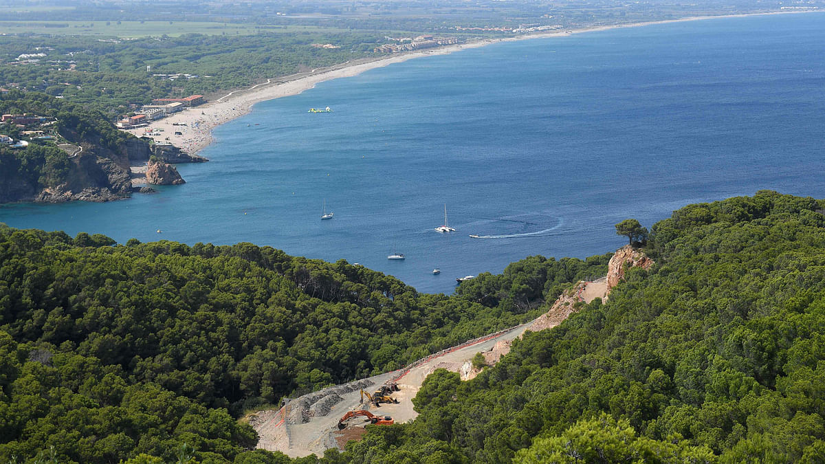 A picture shows a construction site in S`Antiga overlooking the beach of Pals and the Montgri Massif in Begur in Costa Brava on 28 August 2018. Photo: AFP