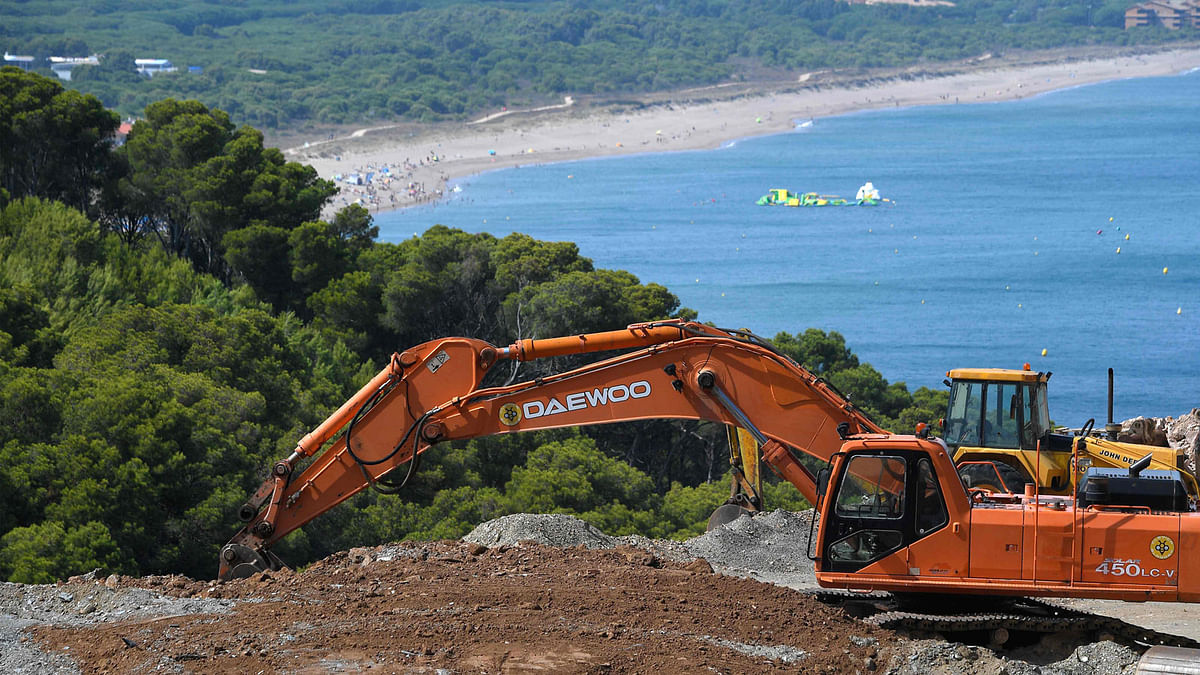 A picture shows a construction site in S`Antiga overlooking the beach of Pals and the Montgri Massif in Begur in Costa Brava on 28 August 2018. Photo: AFP
