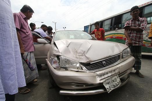 A car hit by a covered van gets damaged in Atish Dipankar Road, Dhaka on 10 September. Photo: Abdus Salam