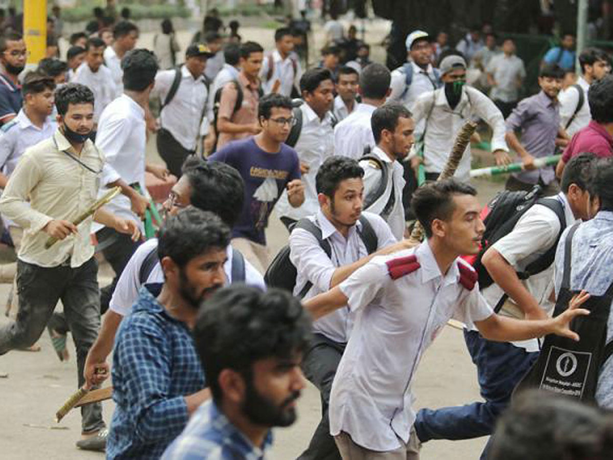 Ruling Bangladesh Awami League’s associate bodies’ leaders and activists attack students demonstrating for safe roads. Prothom Alo File Photo