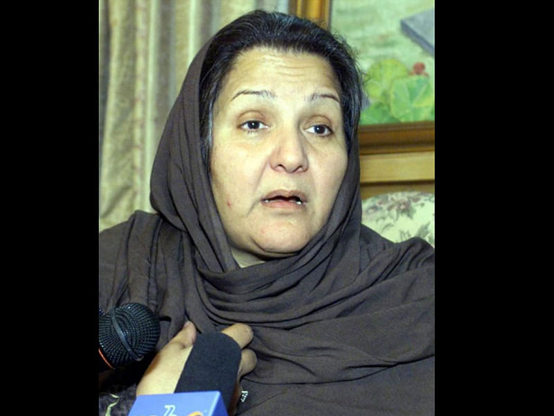 File photo: Kulsoom Nawaz, the wife of ousted Pakistani prime minister Nawaz Sharif, speaks during a news conference at her residence in Islamabad, Pakistan on 9 December 2000. -- Reuters