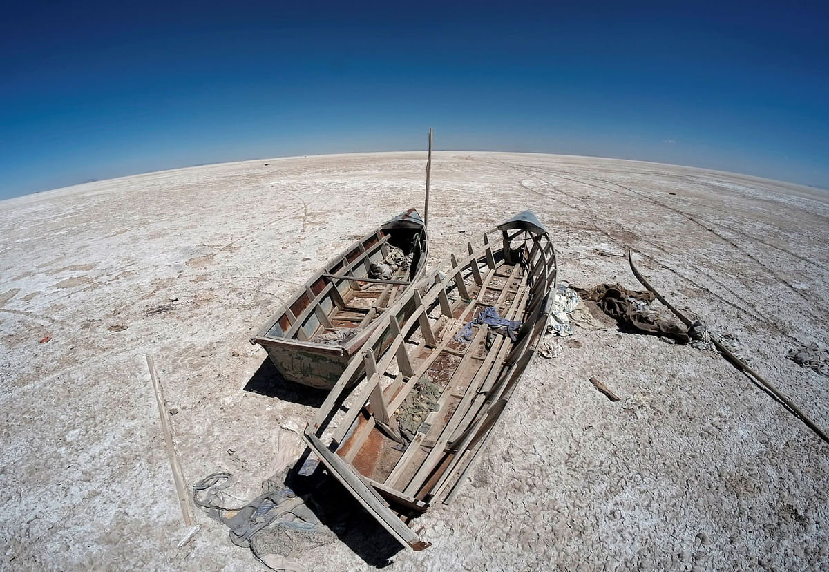 Boats are seen on the dried lake Poopo affected by climate change, in the Oruro Department. Photo: Reuters