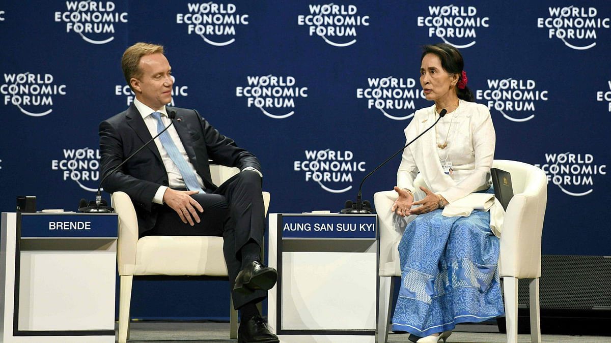 Myanmar state counsellor Aung San Suu Kyi, (L), speaks while Borge Brende, president of World Economic Forum listen at the World Economic Forum on ASEAN at the National Convention Centre in Hanoi on 13 September 2018. Photo: AFP