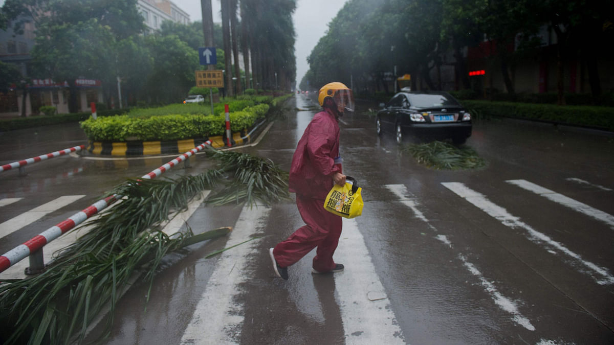 A delivery worker delivers his last order ahead of the arrival of Super Typhoon Mangkhut in Yangjiang in China`s Guangdong province on 16 September 2018. Photo: AFP