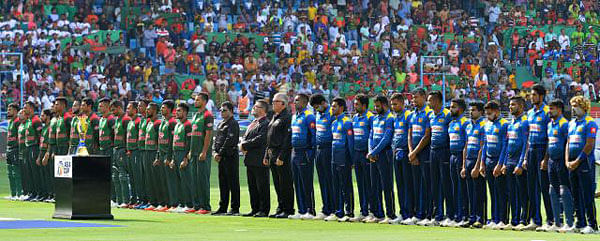 Players of the two teams before the match.  Behind them, only red and green.