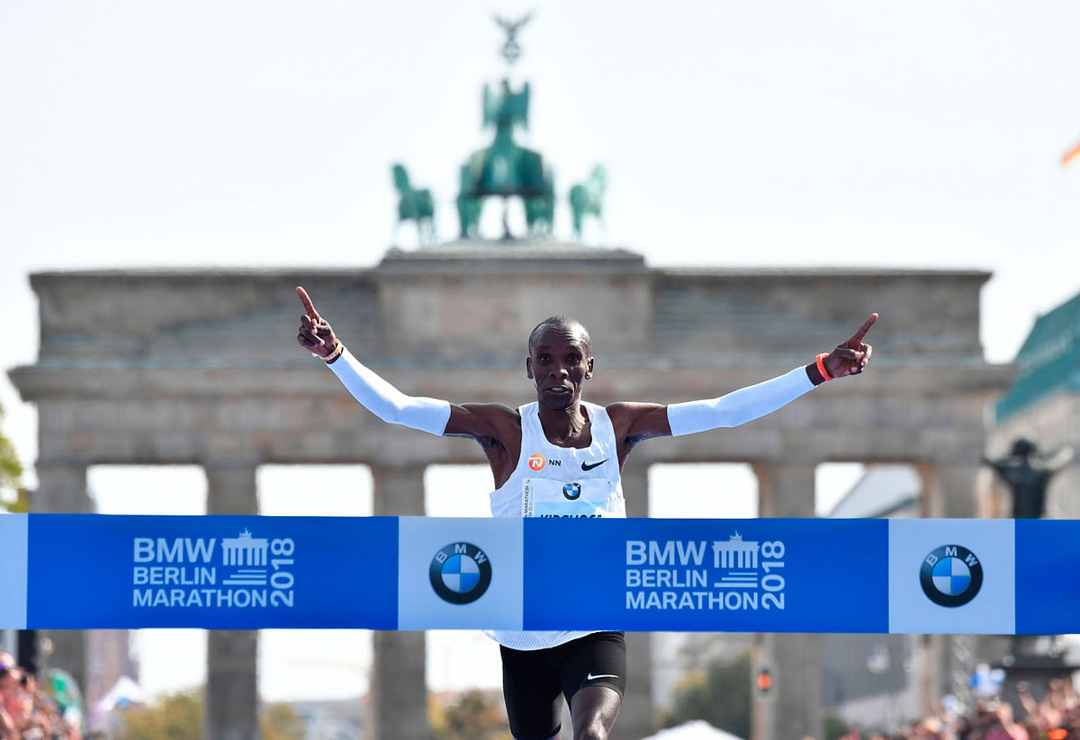 Kenya`s Eliud Kipchoge crosses the finish line to win the Berlin Marathon setting a new world record on 16 September 2018 in Berlin. Photo: AFP