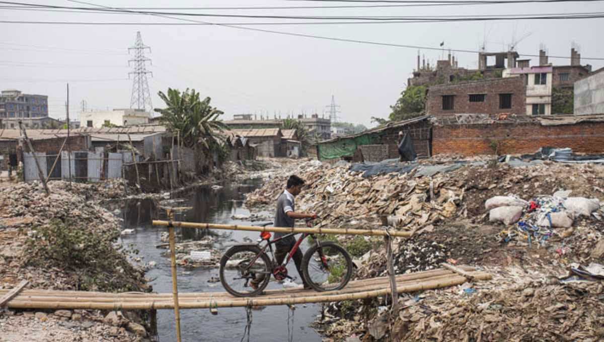 Pollution responsible for 28pc deaths in Bangladesh, says a World Bank report. Photo: UNB