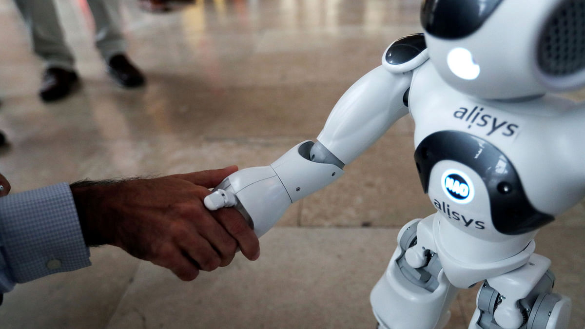 A staff member shakes hands with a robot during 4th annual America Digital Latin American Congress of Business and Technology in Santiago, Chile on 5 September. Photo: Reuters