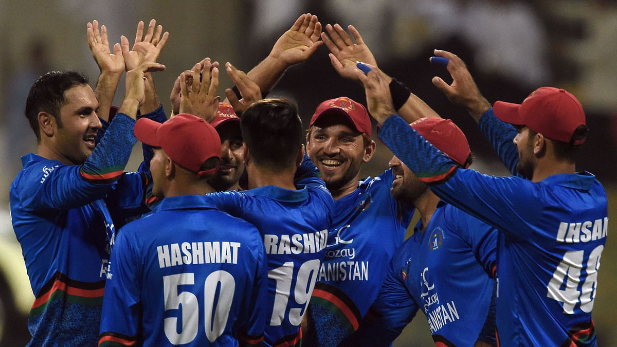 Afghan cricketer Mohammad Nabi (L) celebrates with teammates after he dismissed Sri Lanka`s cricket team captain Angelo Mathews during the one day international (ODI) Asia Cup cricket match between Sri Lanka and Afghanistan at the Sheikh Zayed Stadium in Abu Dhabi on 17 September, 2018. Photo: AFP