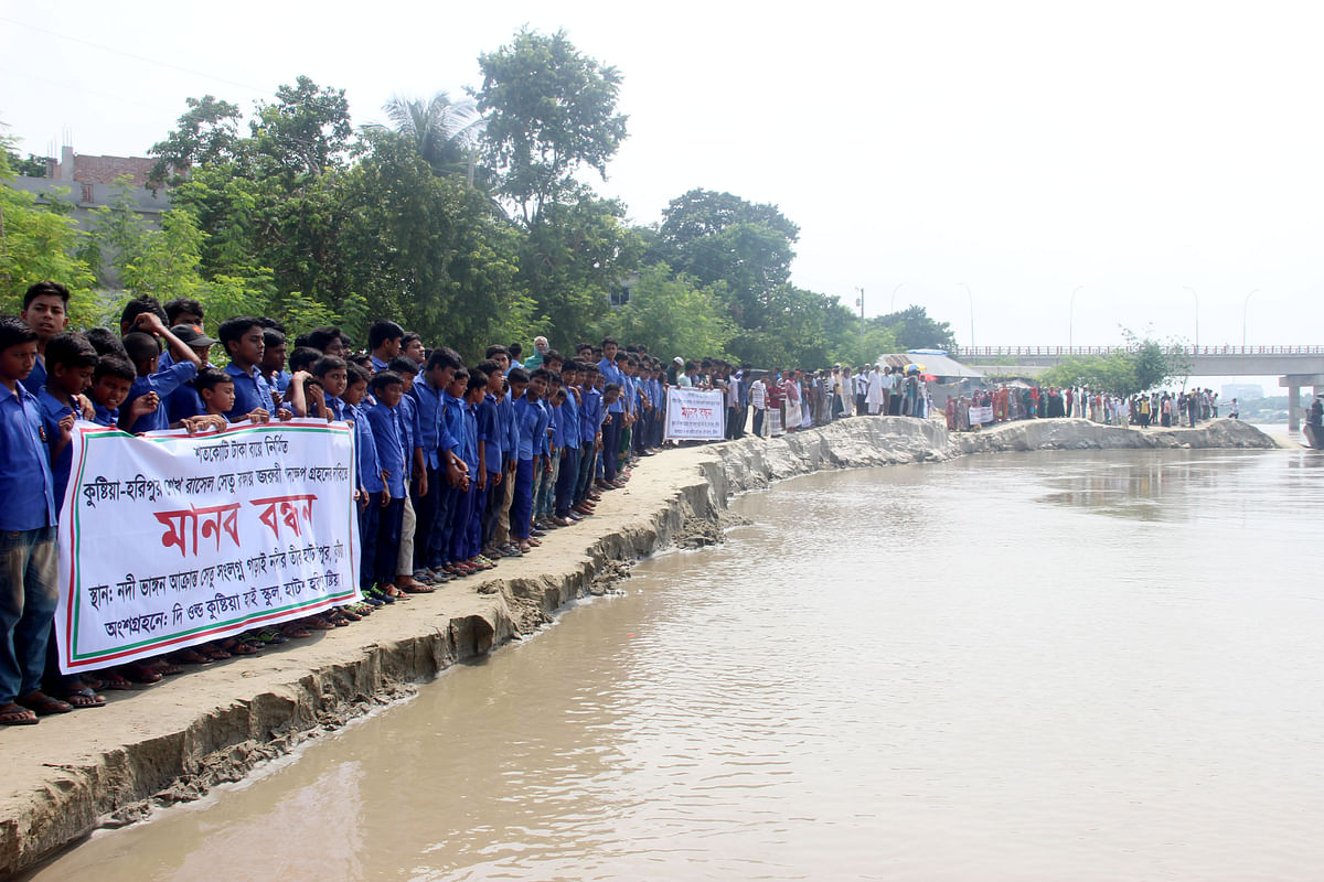 Locals and students form a human chain by the river Gorai at Kushtia-Haripur bridge at Haripur, Kushtia on 17 September demanding conservation of the river bank along with the bridge. Photo: Touhidi Hasan