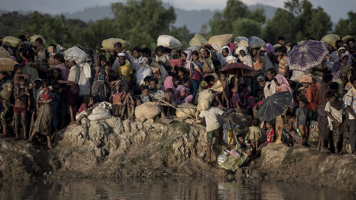 This file photo taken on 10 October 2017 shows Rohingya refugees fleeing from Myanmar arrive at the Naf river in Whaikyang, Bangladesh border. In a final report released on 18 September, a UN probe says six members of Myanmar`s military including commander-in-chief senior General Min Aung Hlaing and Vice Senior General Soe Win should be investigated for `genocide` against the Rohingya after more than 700,000 from the Muslim minority were driven into Bangladesh since August last year. -- Photo: AFP