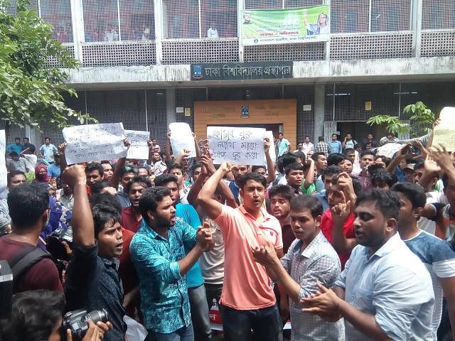 The quota reform activists stage demonstration on Dhaka University campus on Tuesday. Photo: Prothom Alo