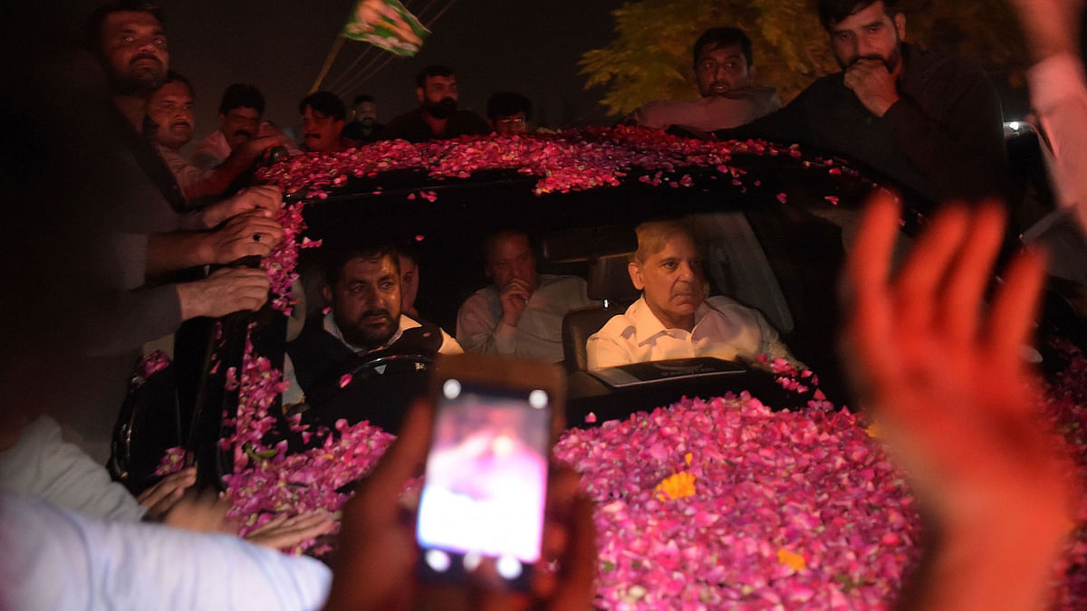 Former Pakistani primer minister Nawaz Sharif (C/back) sits in a vehicle alongside his younger brother Shahbaz Sharif (R) following his release from Adiala prison in Rawalpindi on 19 September, 2018. Photo: AFP.