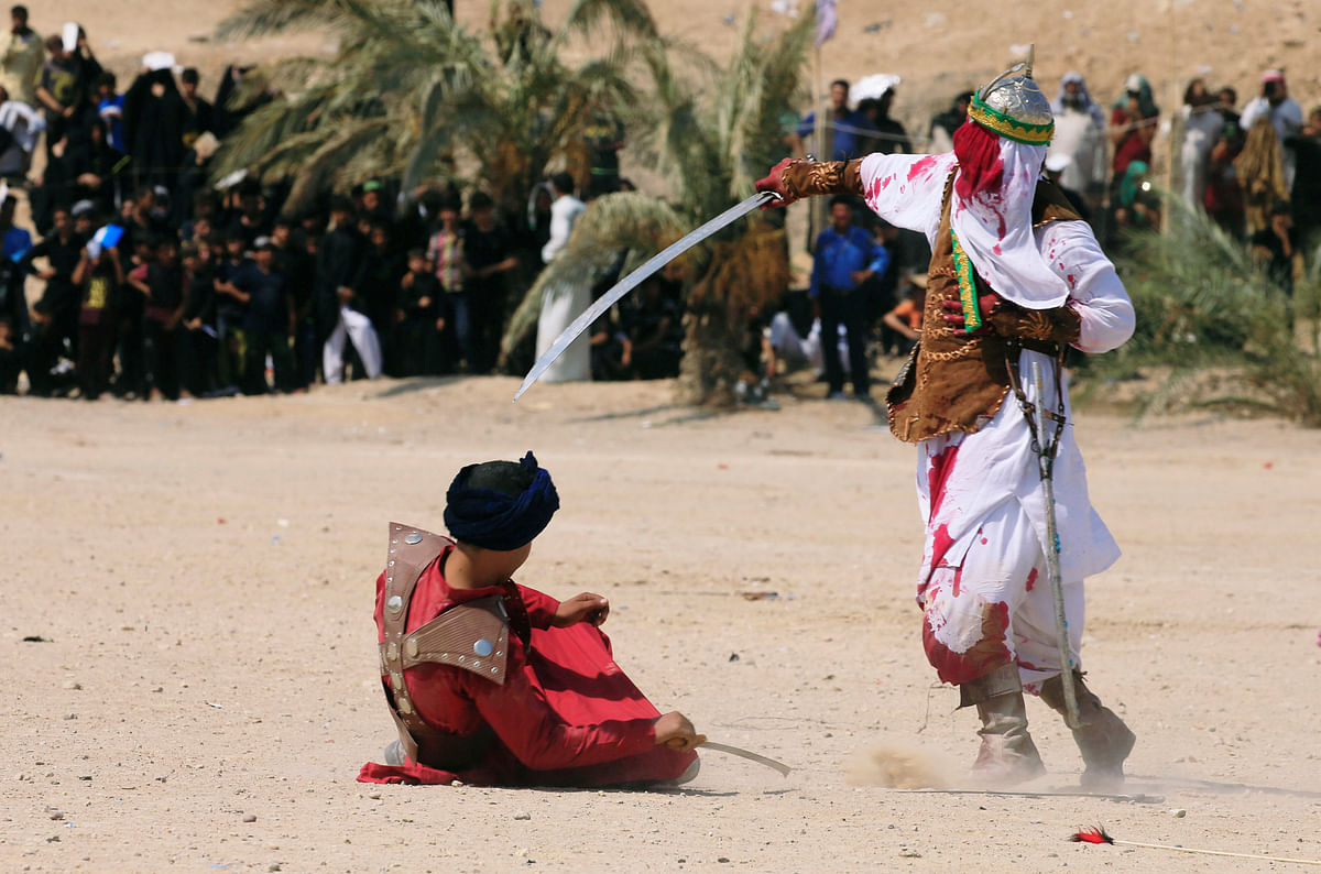 Local actors dressed as ancient warriors re-enact a scene from the 7th century battle of Karbala to commemorate Ashura in Najaf, Iraq on 20 September 2018. Photo: Reuters