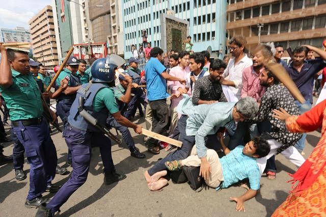 Police intercept the leaders and activists of the Left Democratic Alliance at SAARC Foara (fountain) area on Kazi Nazrul Islam Avenue in the city as they proceed towards laying siege to the election commission on Thursday. Photo : Hasan Raja