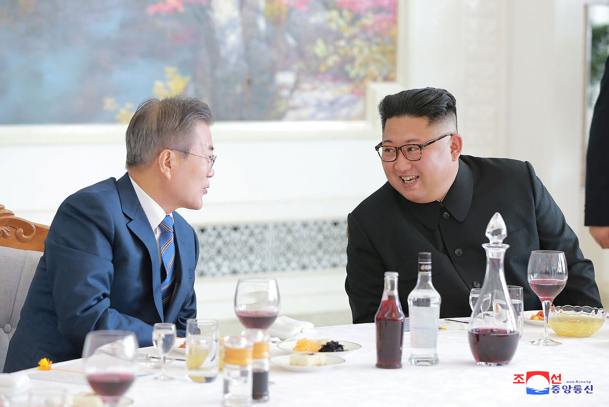North Korean leader Kim Jong Un and South Korean president Moon Jae-in attend a luncheon in Pyongyang, North Korea in this photo released by North Korea`s Korean Central News Agency (KCNA) on 20 September 2018. Photo: Reuters