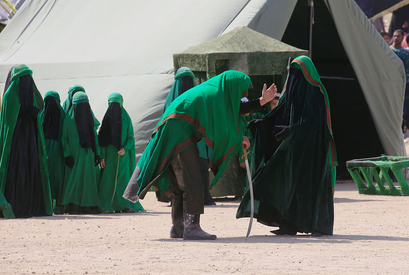 Local actors dressed as ancient warriors re-enact a scene from the 7th century battle of Karbala to commemorate Ashura in Najaf, Iraq on 20 September 2018. Photo: Reuters