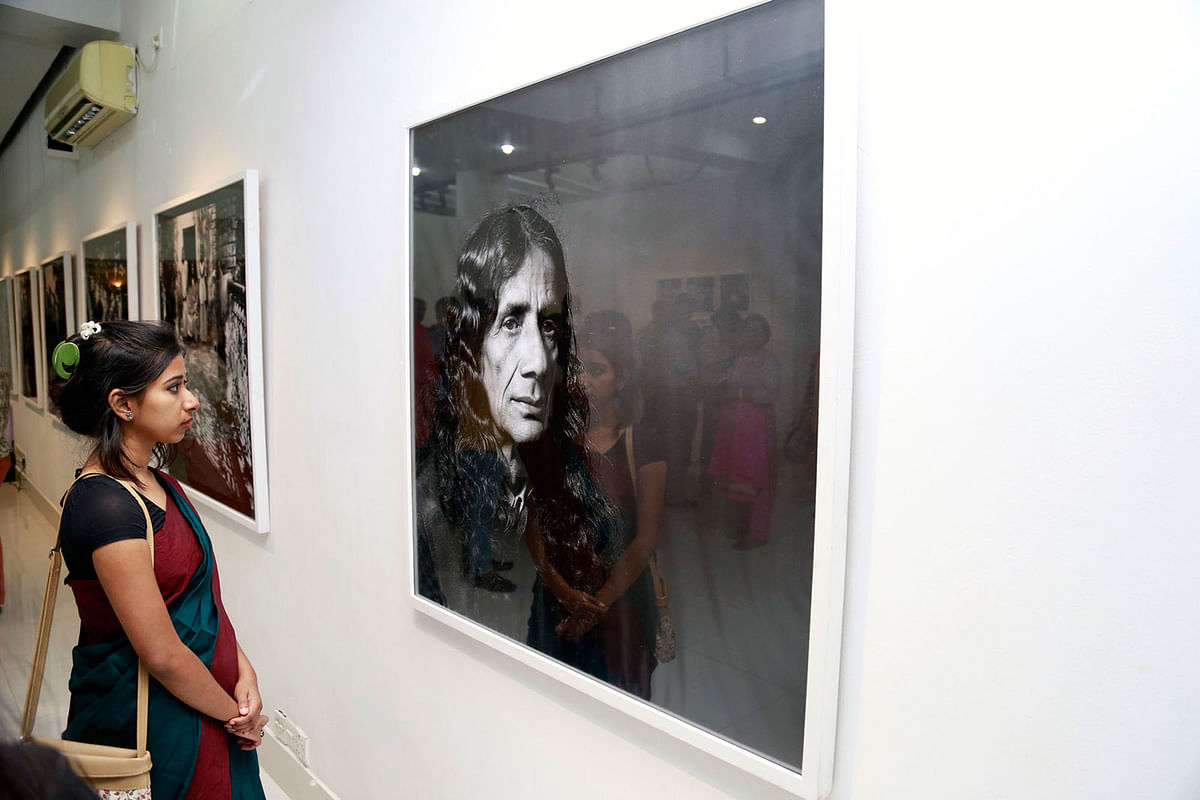A visitor looks on Thursday at a portrait of artist SM Sultan taken by photographer Nasir Ali Mamun. Photo: Prothom Alo