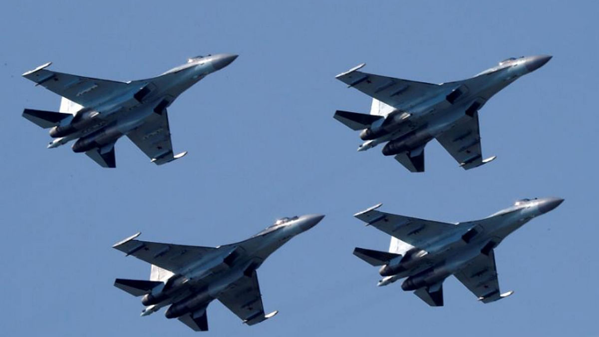 Sukhoi Su-35 multi-role fighters of the Sokoly Rossii (Falcons of Russia) aerobatic team fly in formation during a demonstration flight at the MAKS 2017 air show in Zhukovsky, outside Moscow, Russia, on 213 July 2017.—Photo: Reuters