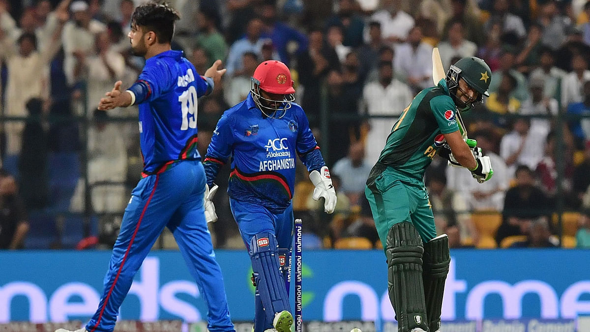 Afghanistan`s Rashid Khan (L) celebrates after he dismiss Pakistan`s Mohammad Nawaz (R) during the one day international (ODI) Asia Cup cricket match between Pakistan and Afghanistan at The Sheikh Zayed Stadium in Abu Dhabi on 21 September 2018. -- Photo: AFP