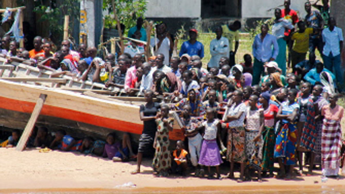 People stand on the banks of Lake Victoria as Tanzanian rescue workers search for victims on 22 September 2018, a day after the ferry MV Nyerere capsized. The death toll after the capsized in Lake Victoria has risen to more than 170, a local deputy said, as rescue workers also managed to pull another survivor from the vessel. Photo: AFP
