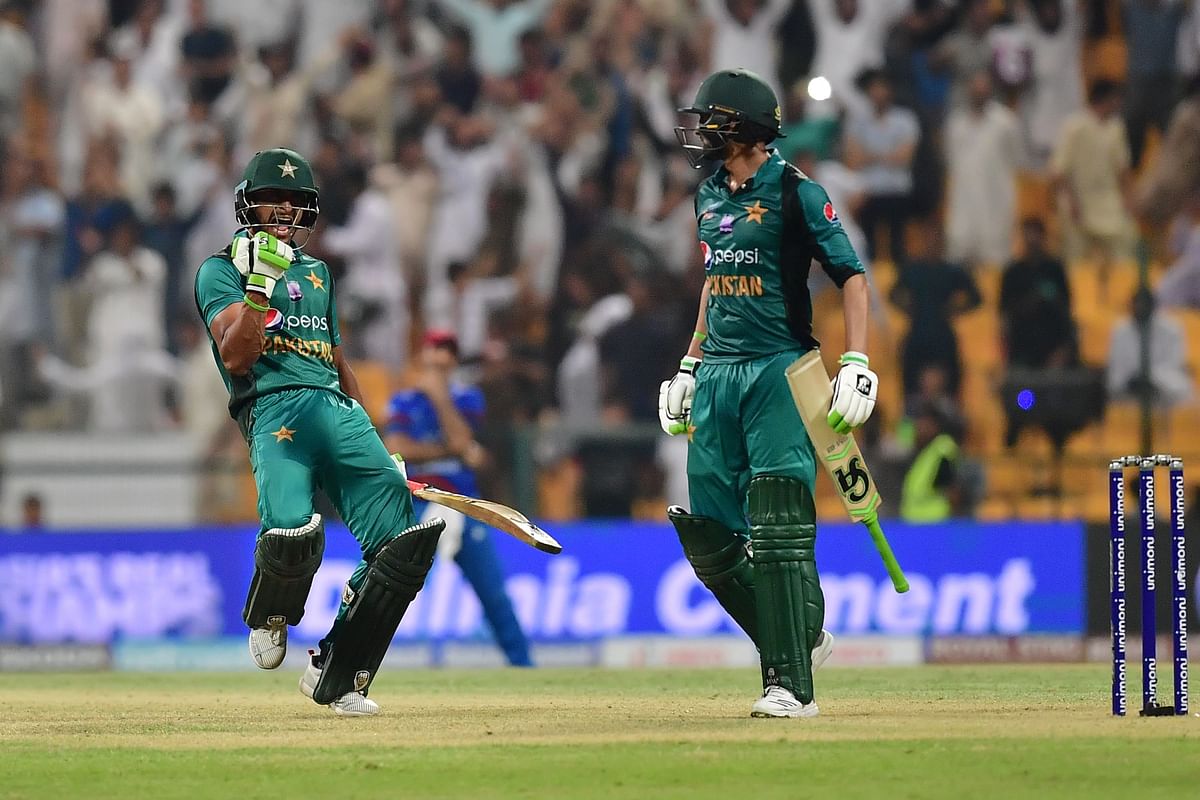 Pakistan`s Hasan Ali (L) celebrates with Shoaib Malik at the end of the match during the one day international (ODI) Asia Cup cricket match between Pakistan and Afghanistan at The Sheikh Zayed Stadium in Abu Dhabi on 21 September 2018. Photo: AFP