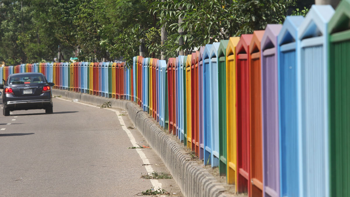 The road dividers in Kazi Nazrul Islam Avenue in Dhaka have been recently painted. 21 September. Photo: Adbus Salam