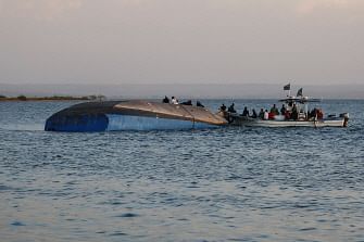 Investigators on boat work on the capsized ferry MV Nyerere which killed 131 people in Lake Victoria, Tanzania, on 21 September 2018. Tanzanian president John Magufuli on 21 September ordered the arrest of the management of a ferry that capsized in Lake Victoria, as the death toll climbed to 131 and rescue workers pressed on with the search to find scores more people feared drowned. Photo: AFP