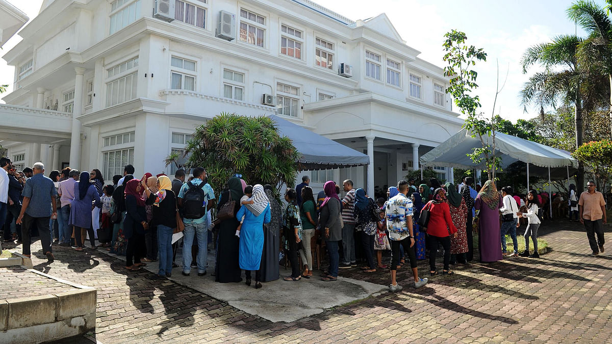 Maldivian voters living in Sri Lanka line up to cast their votes at the Maldivian High Commission in Colombo on 23 September 2018. Voting began in a controversial presidential election in the Maldives Sunday, amid fears that the process has been rigged in China-friendly strongman Abdulla Yameen`s favour. -- Photo: AFP