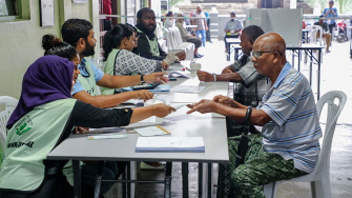 Maldives election workers are pictured at a polling station in the capital Male on 23 September 2018. Voting began in a controversial presidential election in the Maldives on 23 September, amid fears that the process has been rigged in China-friendly strongman Abdulla Yameen`s favour. Photo: AFP