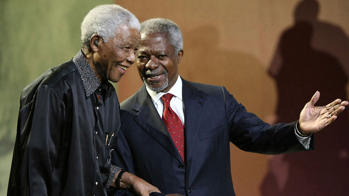 In this 22 July 2007 file photo, Nelson Mandela and former United Nations Secretary General Kofi Annan arrive together at the 5th annual Nelson Mandela Lecture at the Linder Auditorium in Johannesburg, South Africa. Photo: AP