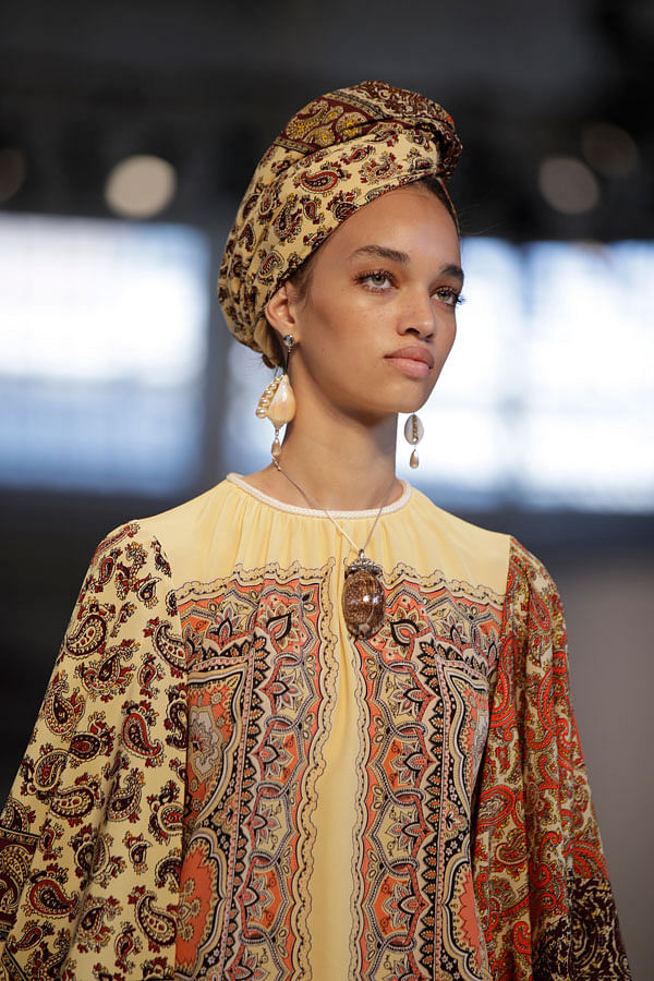 A model wears a creation as part of the Etro women`s 2019 Spring-Summer collection, unveiled during the Fashion Week in Milan, Italy 21 September. Photo: AP