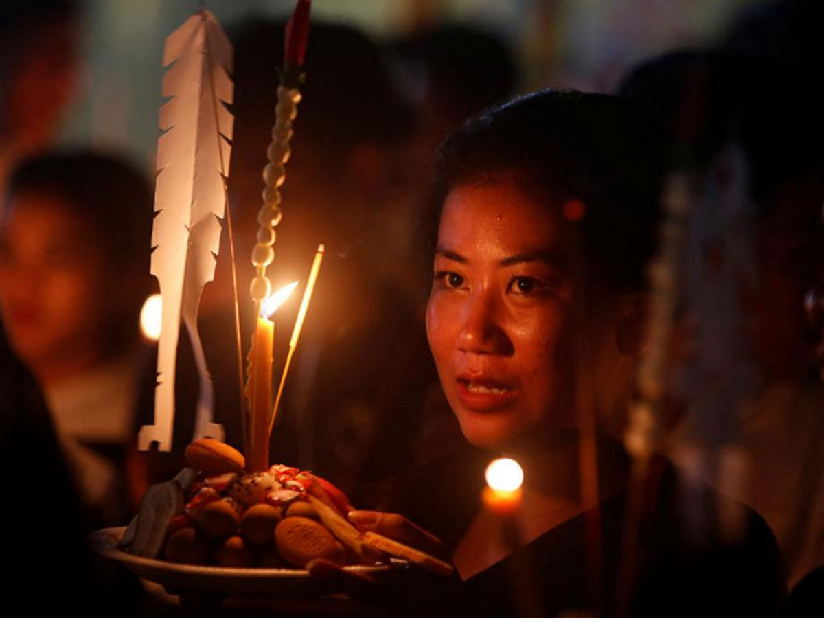 People hold offerings while praying for loved ones who have passed away during the first day of Pchum Ben festival, or the festival of the dead in Phnom Penh, Cambodia, 25 September 2018. -- Photo: Reuters