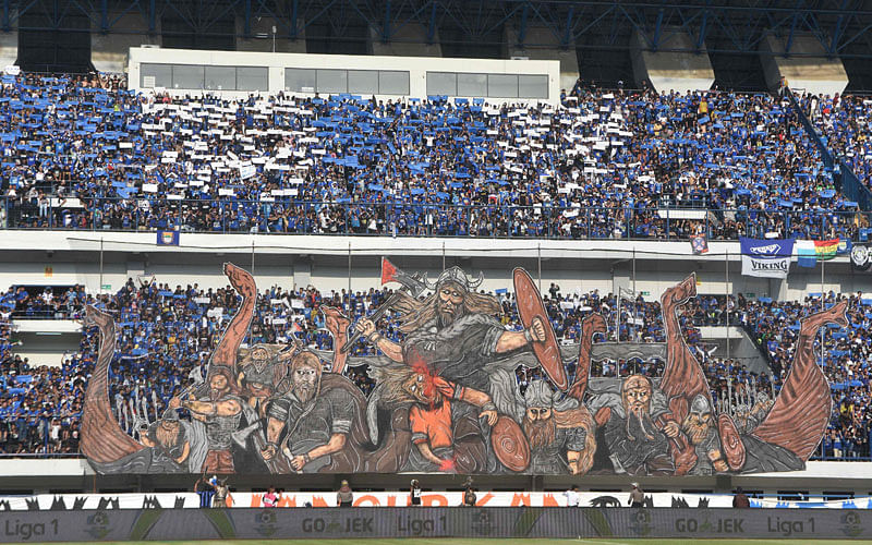 This picture taken in Bandung, West Java on September 23, 2018, shows Indonesian supporters of Bandung`s football club `Persib` watching during a match against Jakarta football club `Persija` in Bandung. Photo: AFP