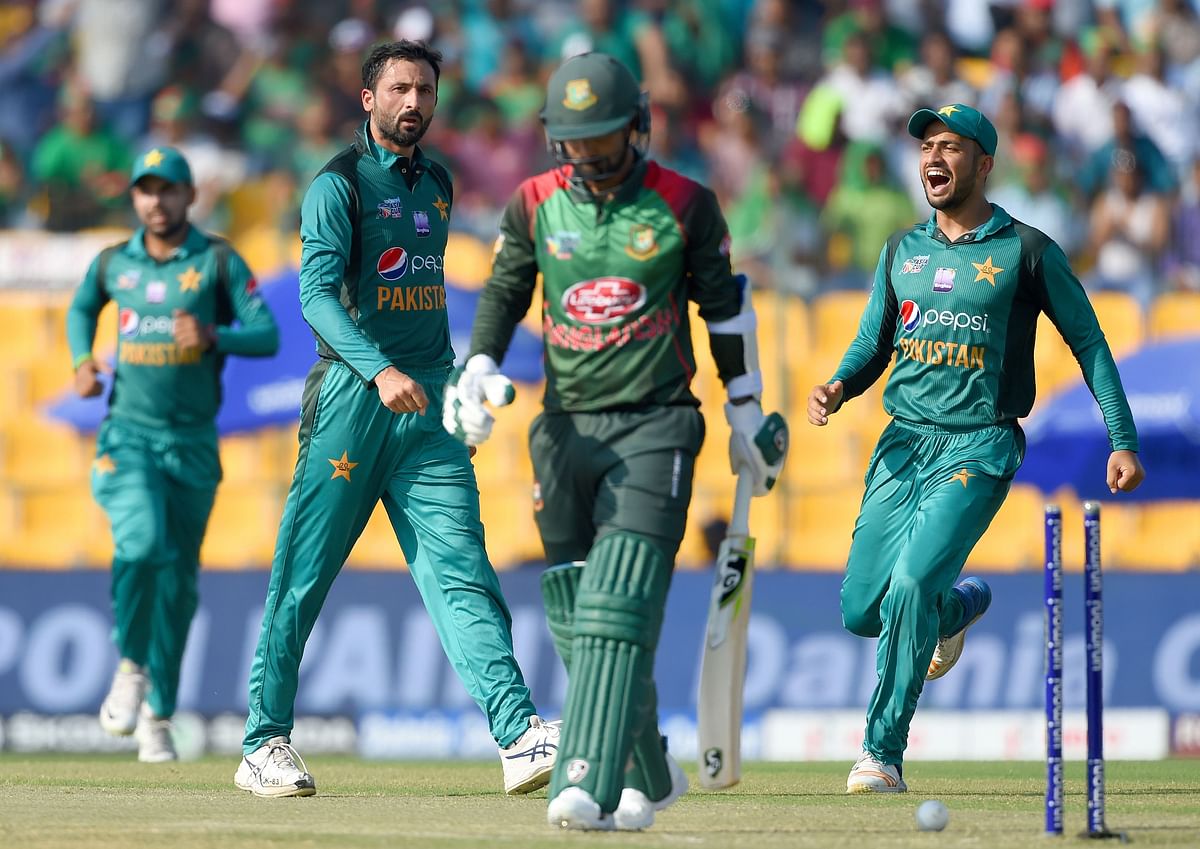 Pakistan cricketer Junaid Khan (2L) celebrates with teammates after he dismissed Bangladesh batsman Liton Das (2R) during the one day international (ODI) Asia Cup cricket match between Bangladesh and Pakistan at the Sheikh Zayed Stadium in Abu Dhabi on September 26, 2018. AFP