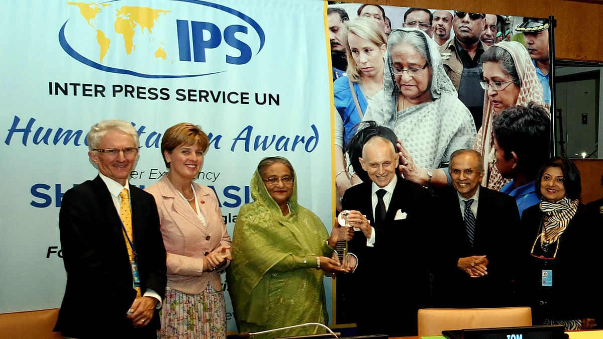 Prime minister Sheikh Hasina receives the IPS International Achievement Award on 27 September for her humanitarian and responsible policy in hosting the Rohingyas. Photo: PID